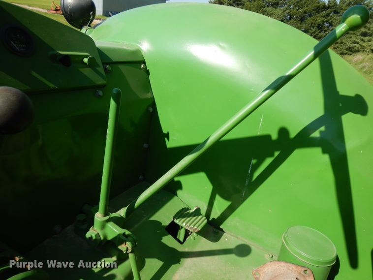 image for item GG9136 1952 John Deere R tractor