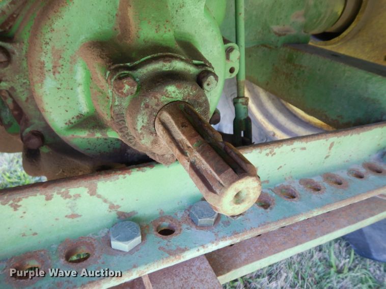 image for item GG9136 1952 John Deere R tractor