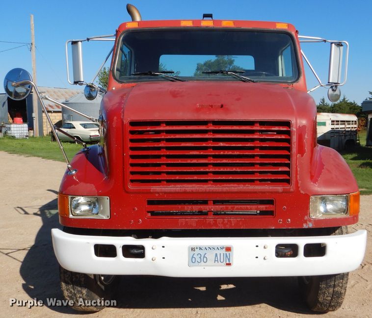 image for item GH9652 1993 International 8100 semi truck