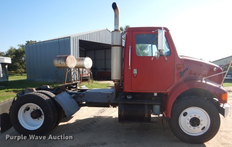 image for item GH9652 1993 International 8100 semi truck