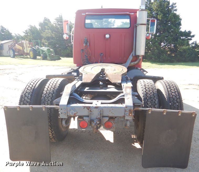 image for item GH9652 1993 International 8100 semi truck