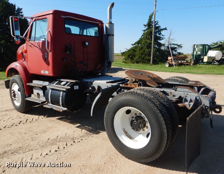 image for item GH9652 1993 International 8100 semi truck