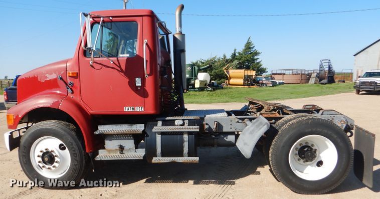 image for item GH9652 1993 International 8100 semi truck