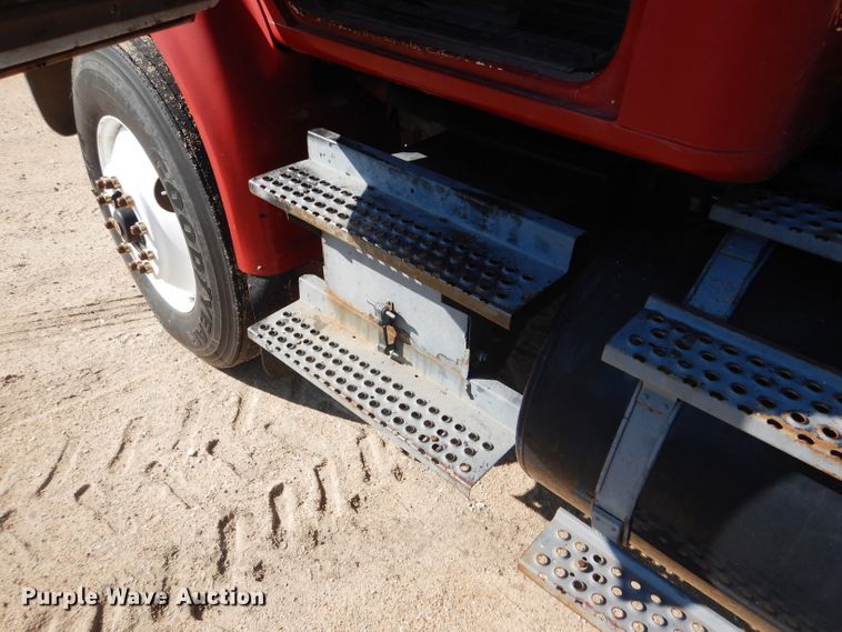 image for item GH9652 1993 International 8100 semi truck