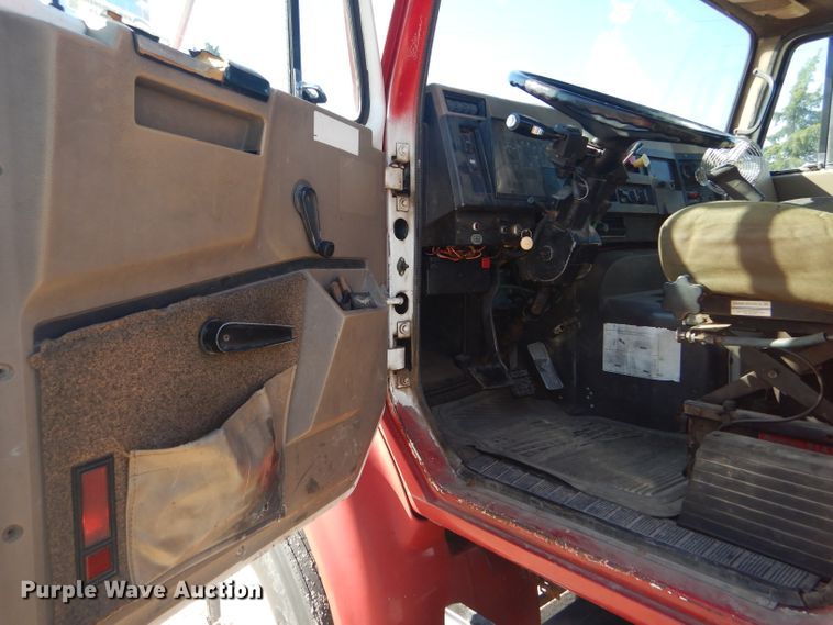 image for item GH9652 1993 International 8100 semi truck