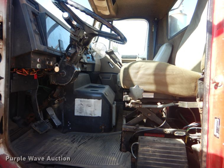 image for item GH9652 1993 International 8100 semi truck