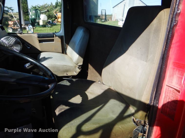 image for item GH9652 1993 International 8100 semi truck