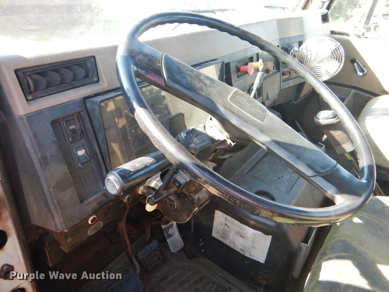 image for item GH9652 1993 International 8100 semi truck