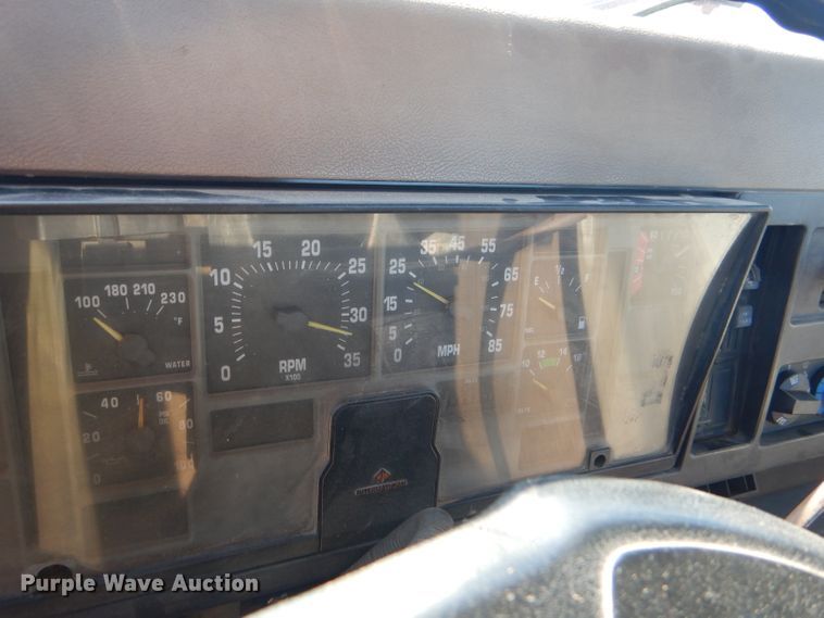 image for item GH9652 1993 International 8100 semi truck