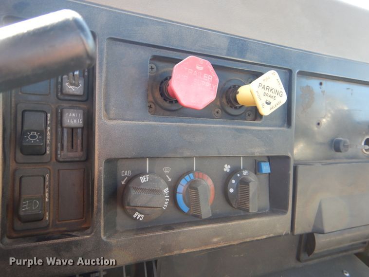 image for item GH9652 1993 International 8100 semi truck