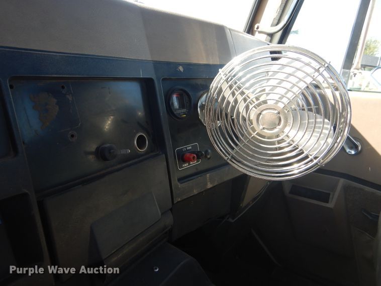 image for item GH9652 1993 International 8100 semi truck