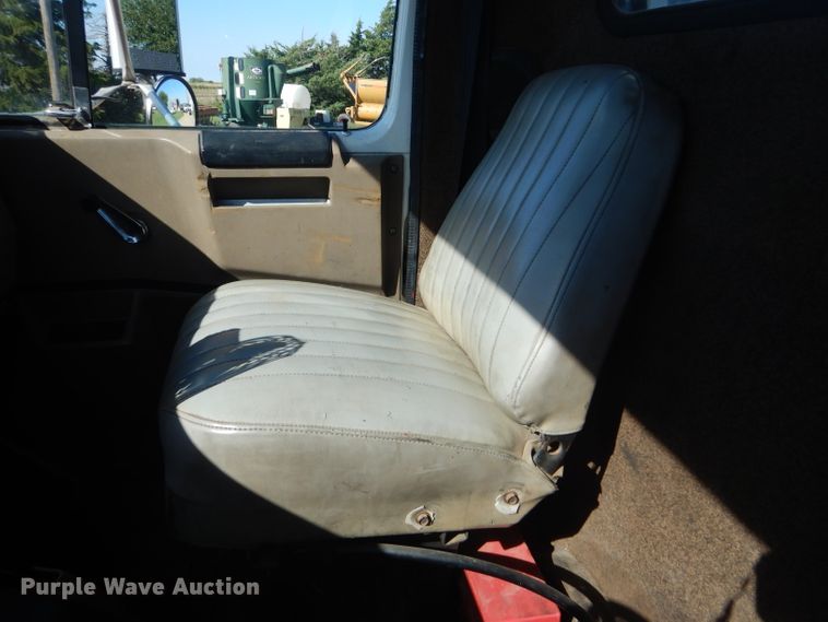 image for item GH9652 1993 International 8100 semi truck