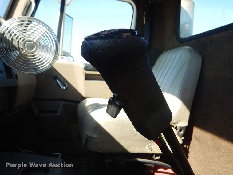 image for item GH9652 1993 International 8100 semi truck