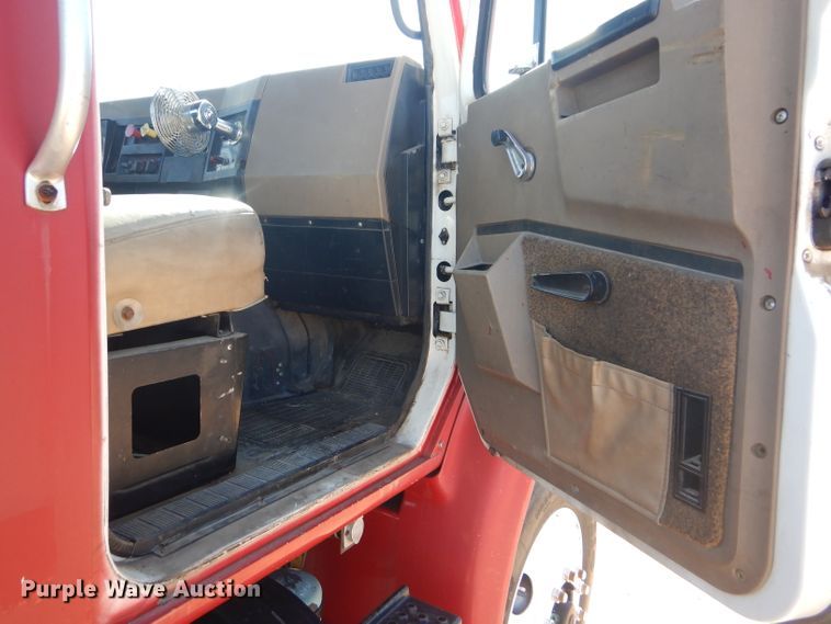 image for item GH9652 1993 International 8100 semi truck