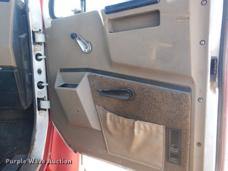 image for item GH9652 1993 International 8100 semi truck