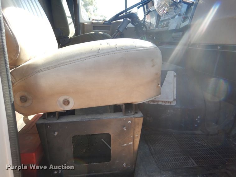 image for item GH9652 1993 International 8100 semi truck