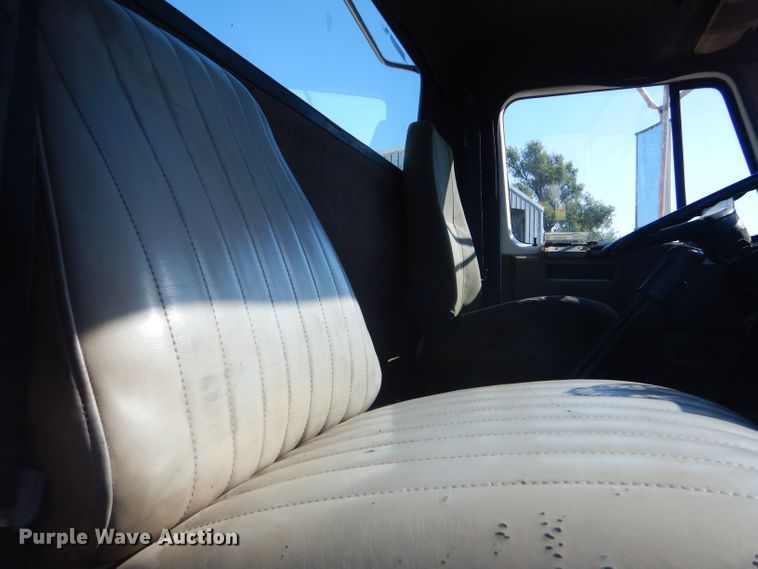 image for item GH9652 1993 International 8100 semi truck