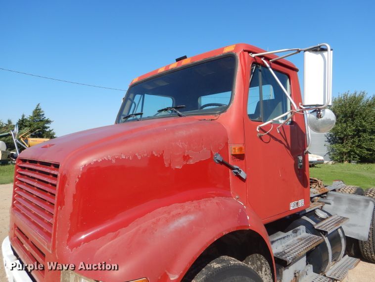 image for item GH9652 1993 International 8100 semi truck