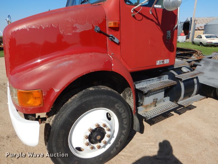 image for item GH9652 1993 International 8100 semi truck