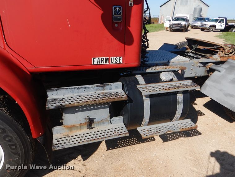image for item GH9652 1993 International 8100 semi truck