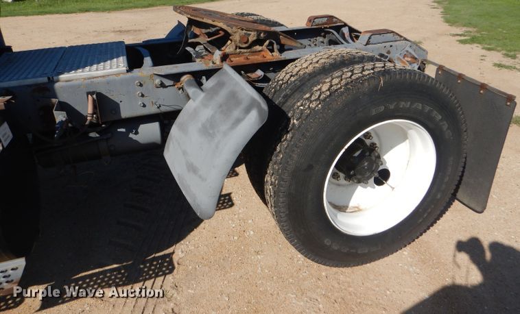 image for item GH9652 1993 International 8100 semi truck