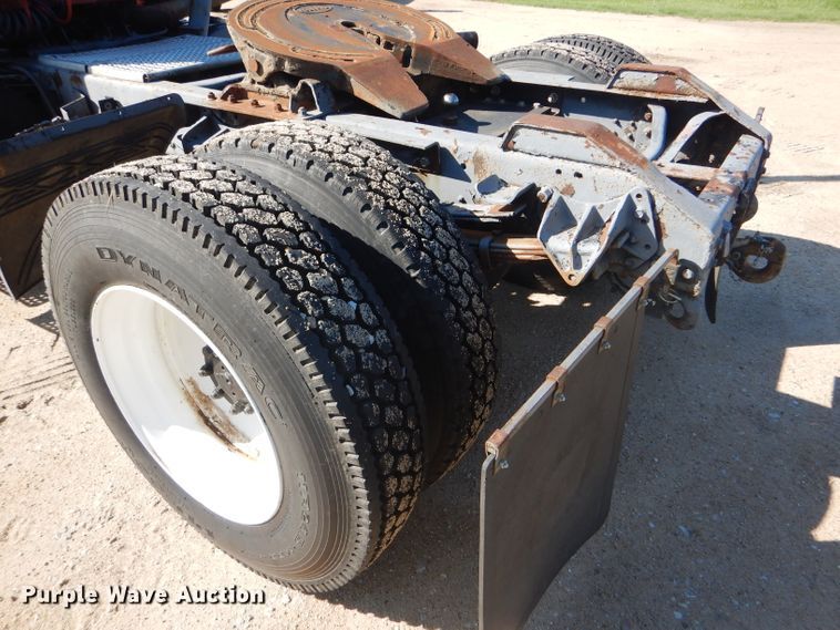 image for item GH9652 1993 International 8100 semi truck