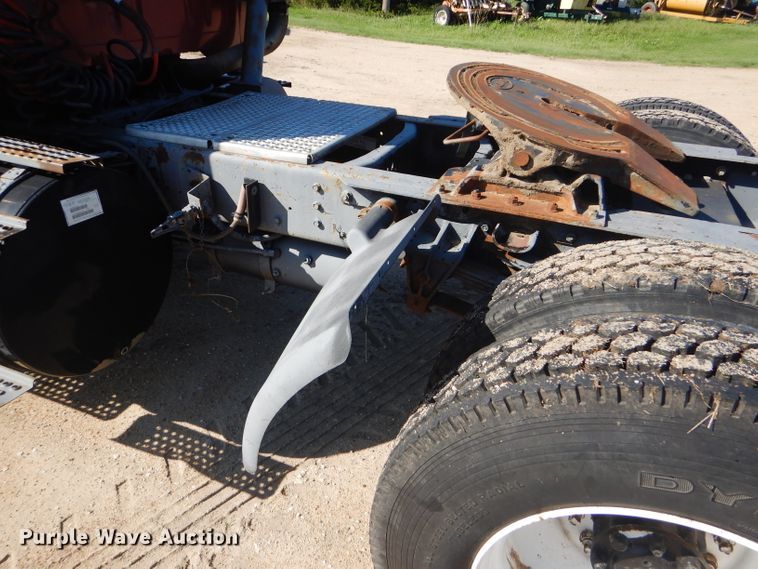 image for item GH9652 1993 International 8100 semi truck