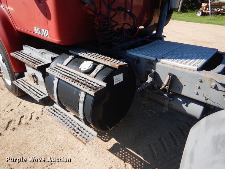 image for item GH9652 1993 International 8100 semi truck