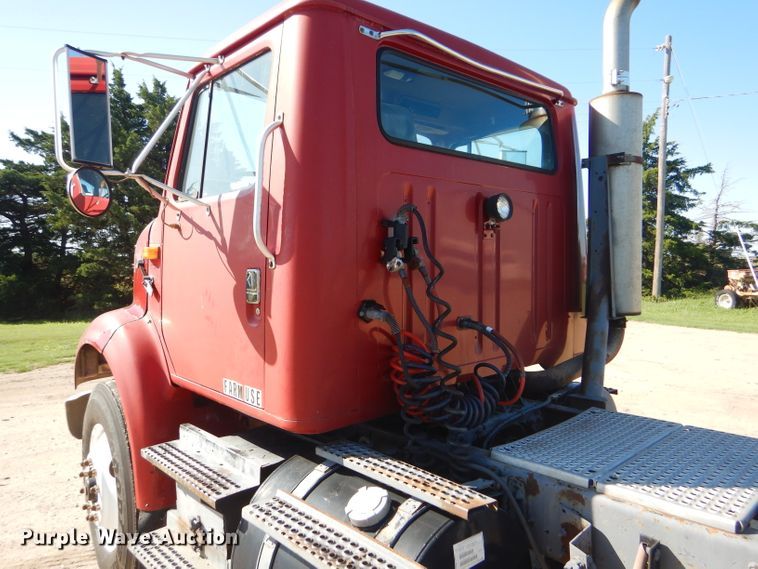 image for item GH9652 1993 International 8100 semi truck