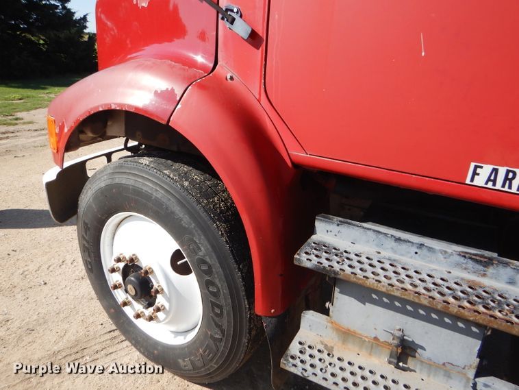 image for item GH9652 1993 International 8100 semi truck