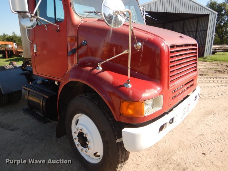 image for item GH9652 1993 International 8100 semi truck