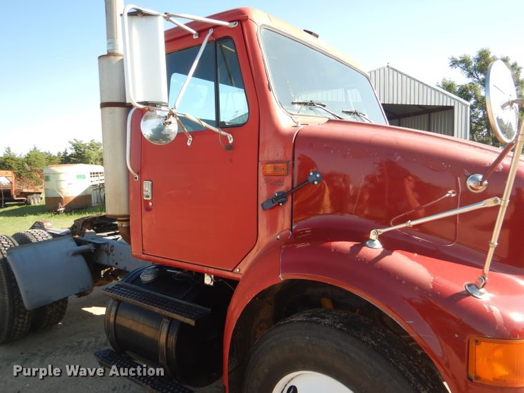 image for item GH9652 1993 International 8100 semi truck