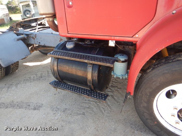 image for item GH9652 1993 International 8100 semi truck