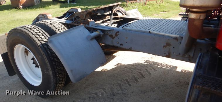 image for item GH9652 1993 International 8100 semi truck