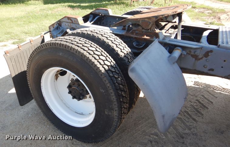 image for item GH9652 1993 International 8100 semi truck