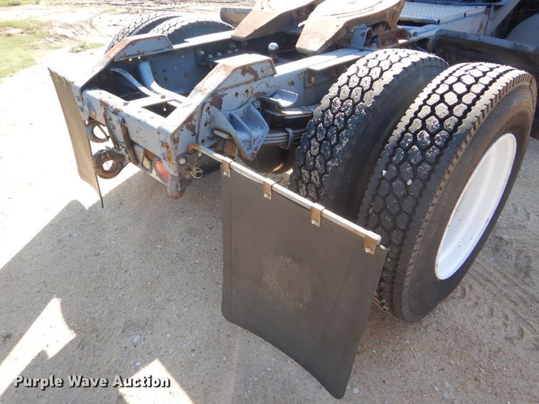 image for item GH9652 1993 International 8100 semi truck