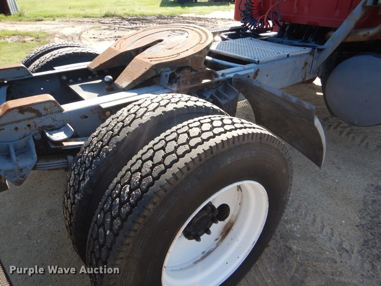 image for item GH9652 1993 International 8100 semi truck