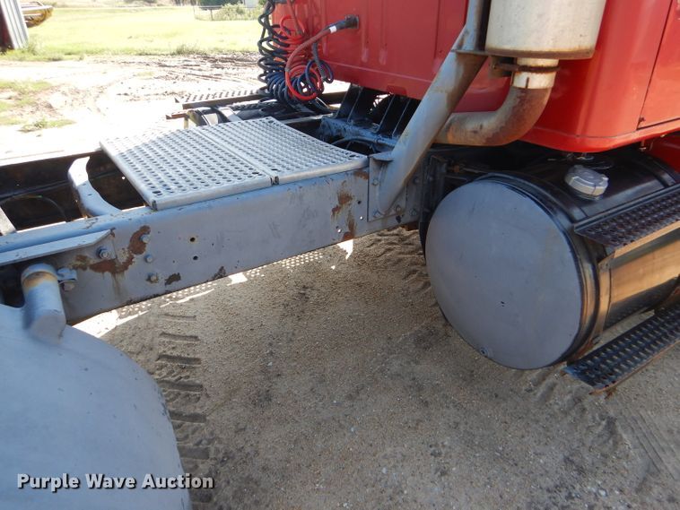 image for item GH9652 1993 International 8100 semi truck