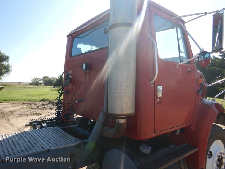 image for item GH9652 1993 International 8100 semi truck