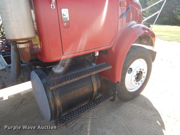 image for item GH9652 1993 International 8100 semi truck