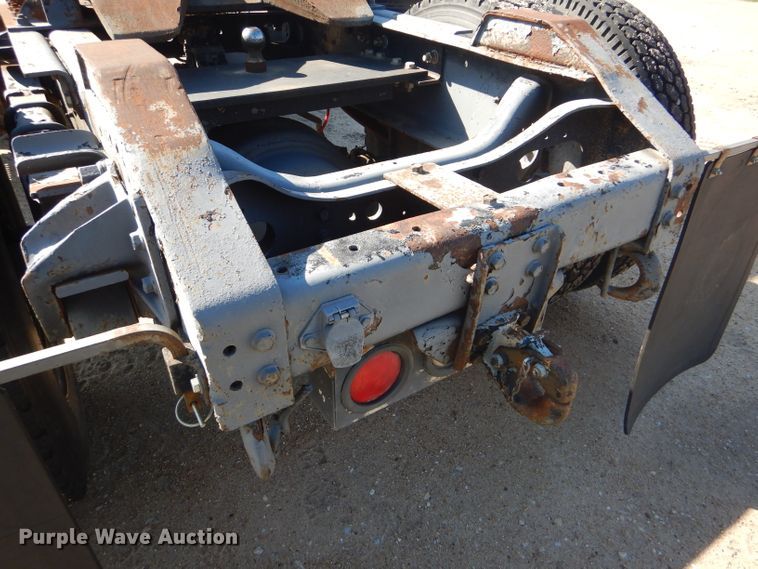 image for item GH9652 1993 International 8100 semi truck