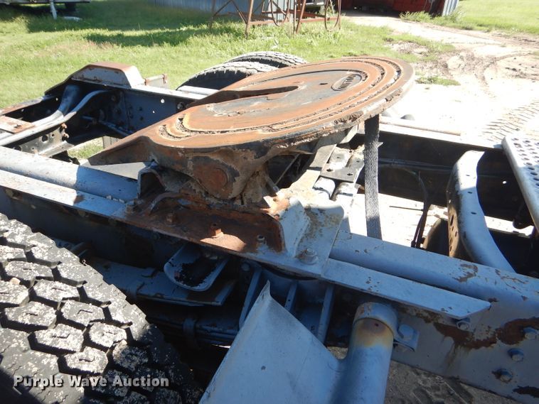 image for item GH9652 1993 International 8100 semi truck