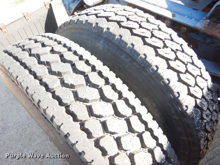 image for item GH9652 1993 International 8100 semi truck