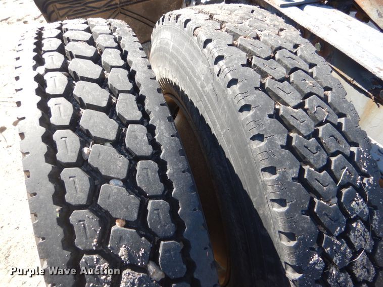 image for item GH9652 1993 International 8100 semi truck