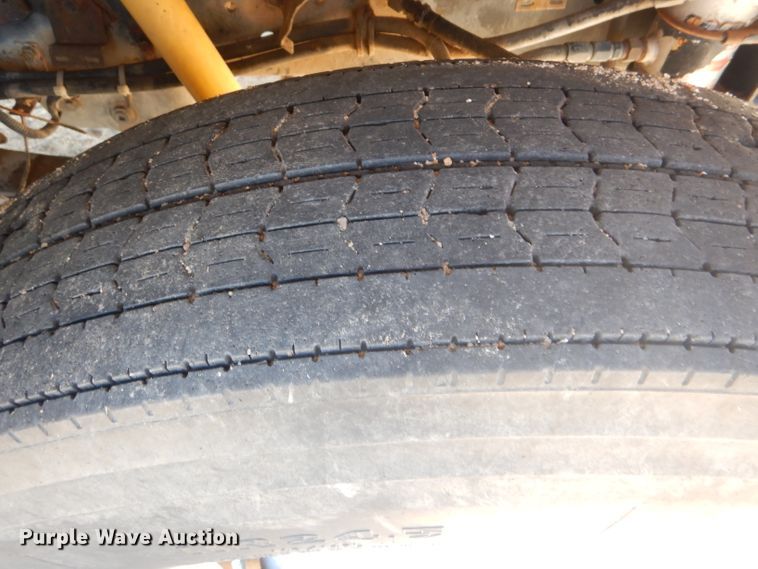 image for item GH9652 1993 International 8100 semi truck