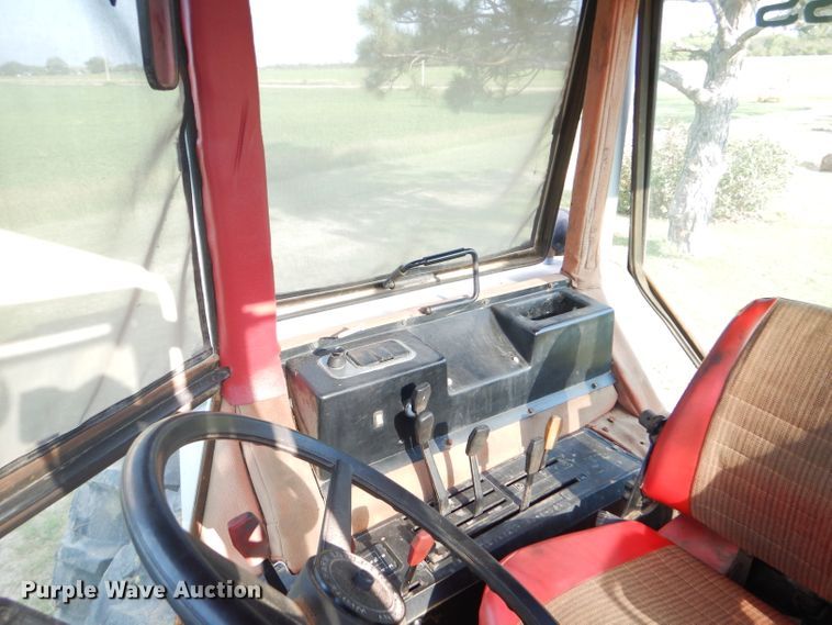 image for item GH9742 1985 White 2-155 Farm Boss MFWD tractor