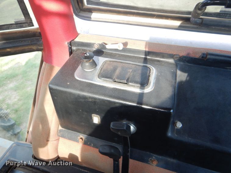 image for item GH9742 1985 White 2-155 Farm Boss MFWD tractor