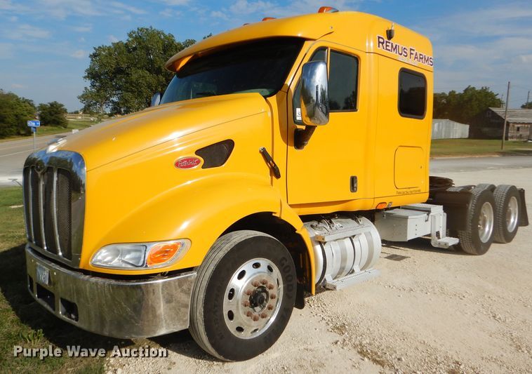 image for item DD4443 2005 Peterbilt 387 semi truck