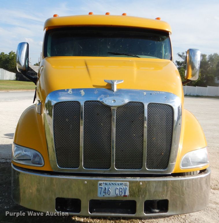 image for item DD4443 2005 Peterbilt 387 semi truck