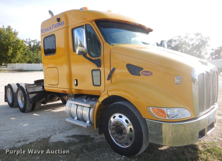 image for item DD4443 2005 Peterbilt 387 semi truck